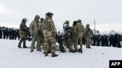 Сотрудники правоохранительных органов перед зданием суда, Баймак, Башкортостан, 17 января 2024 года