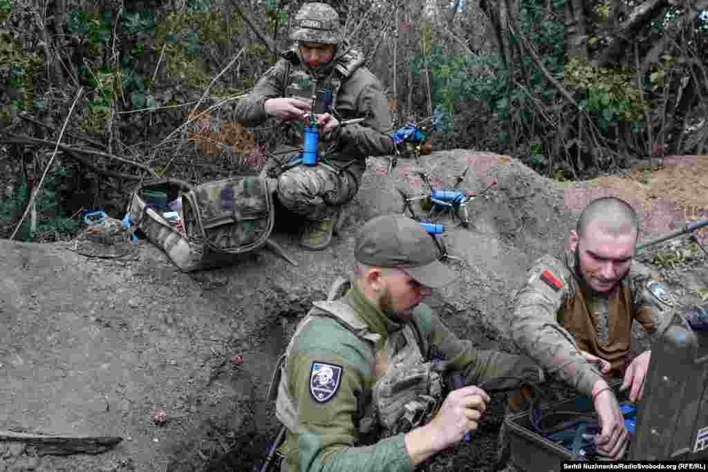 FPV-дрони стали невід'ємною частиною сучасної війни, кажуть бійці 108-го окремого гірсько-штурмового батальйону 10-ї окремої гірсько-штурмової бригади «Едельвейси». Щоденно за допомогою цих «пташок» пілоти знешкоджують техніку противника та запобігають просуванню російських військ. Десь під Соледаром, Донеччина. Вересень 2023 року