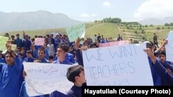 د اګست پر ۲۲مه لسګونه ماشومانو په لاریون کې ګډون وکړ.