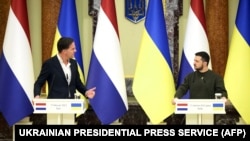 Президент України Володимир Зеленський і прем'єр-міністр Нідерландів Марк Рютте (ліворуч). Київ, 17 лютого 2023 року