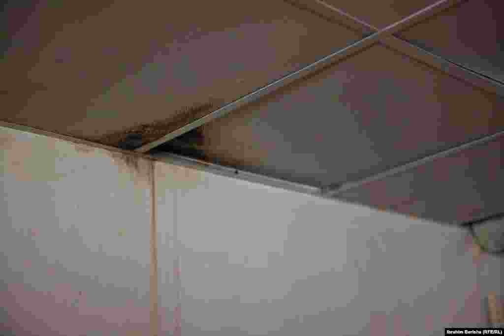 Plafon koji je oštećen usled curenja vode. Centralna apoteka sarađuje sa apotekama opštih bolnica radi razmene informacija o zalihama lekova, posebno onih sa kraćim rokom trajanja.