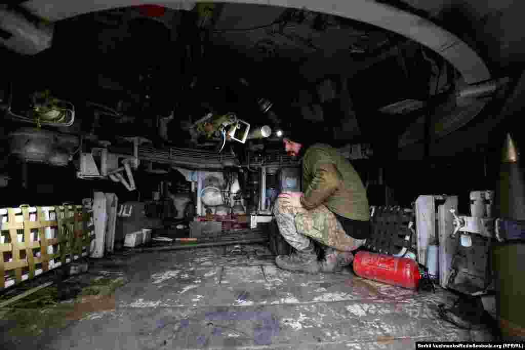 Український військовий 24-ї механізованої бригади імені Короля Данила готує снаряди для бойової роботи у самохідній гаубиці M109. Авдіївський напрямок, листопад 2023 року 