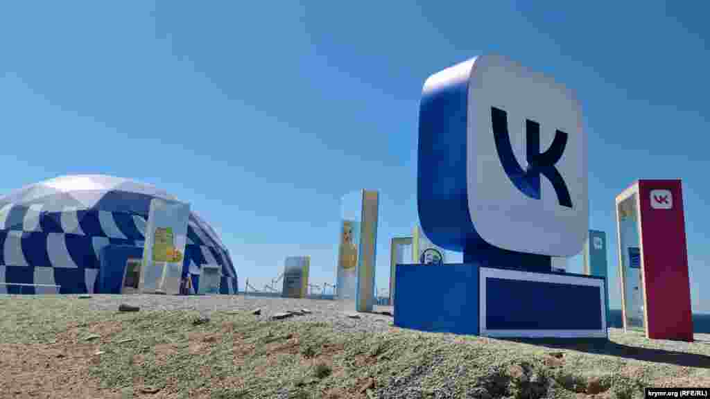 Партнерами фестиваля выступили некоторые крупные организации, например, «ВКонтакте» и Российский национальный коммерческий банк (РНКБ)