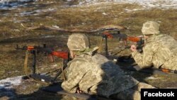 Окрім базових вмінь обслуговування «АК», курсанти навчаються правильно пристрілювати зброю