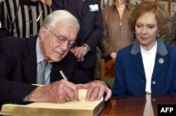 Розалін Картер поруч із Джиммі Картером у Нобелівському інституті, Осло, 2002 рік