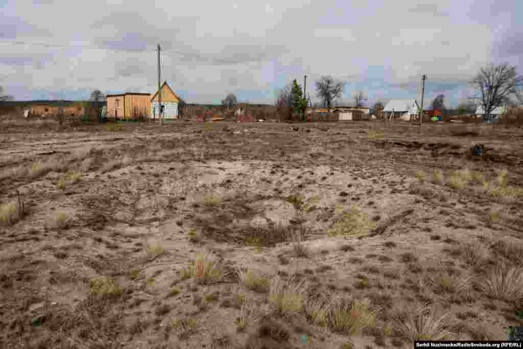 Українські військові 10-ї окремої гірсько-штурмової бригади «Едельвейс» оглядають знищений російський бронетранспортер БТР-82 у селі Тетерівське поблизу лінії фронту, березень 2022 року / Праворуч фото від березня 2024 року. На місці БТР залишилась лише вирва у піску, знищену техніку вивезли вже давно