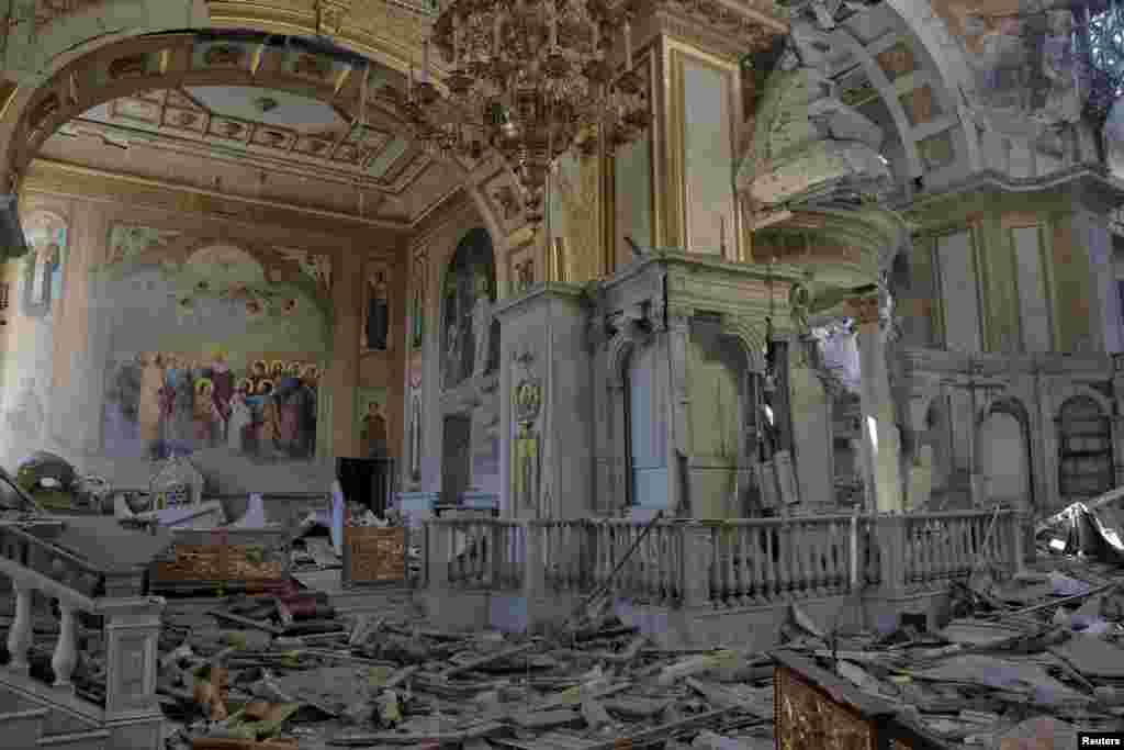 Клирик Одесской епархии УПЦ, архидиакон Андрей Пальчук заявил, что попало в правую часть и пробило до минус первого этажа»