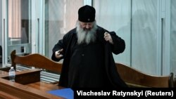 Митрополит УПЦ (МП) Павло (Петро Лебідь), екснамісник Києво-Печерської лаври, у суді під час обрання йому запобіжного заходу. Йому оголосили підозру за двома статтями Кримінального кодексу України, 1 квітня 2023 року 