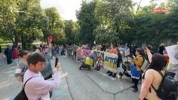 «Поверніть українських дітей додому». У Празі пікетували посольство РФ (відео) «Поверніть українських дітей додому». У Празі пікетували посольство РФ (відео)