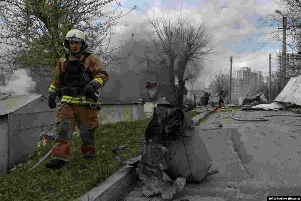 Рятувальники у Харкові після чергового російського удару по місту, 7 квітня 2024 року