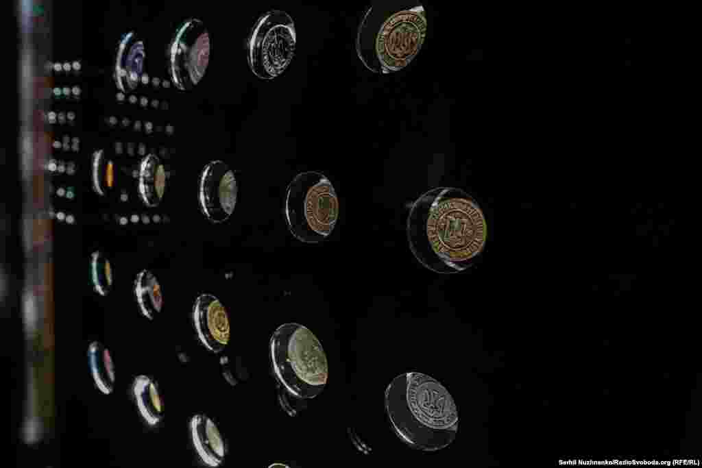 Колекція з понад 160 печаток доби Української Народної Республіки (УНР), періоду Української Держави Павла Скоропадського та з часу після проголошення у Львові 30 червня 1941 року Акту відновлення Української Держави