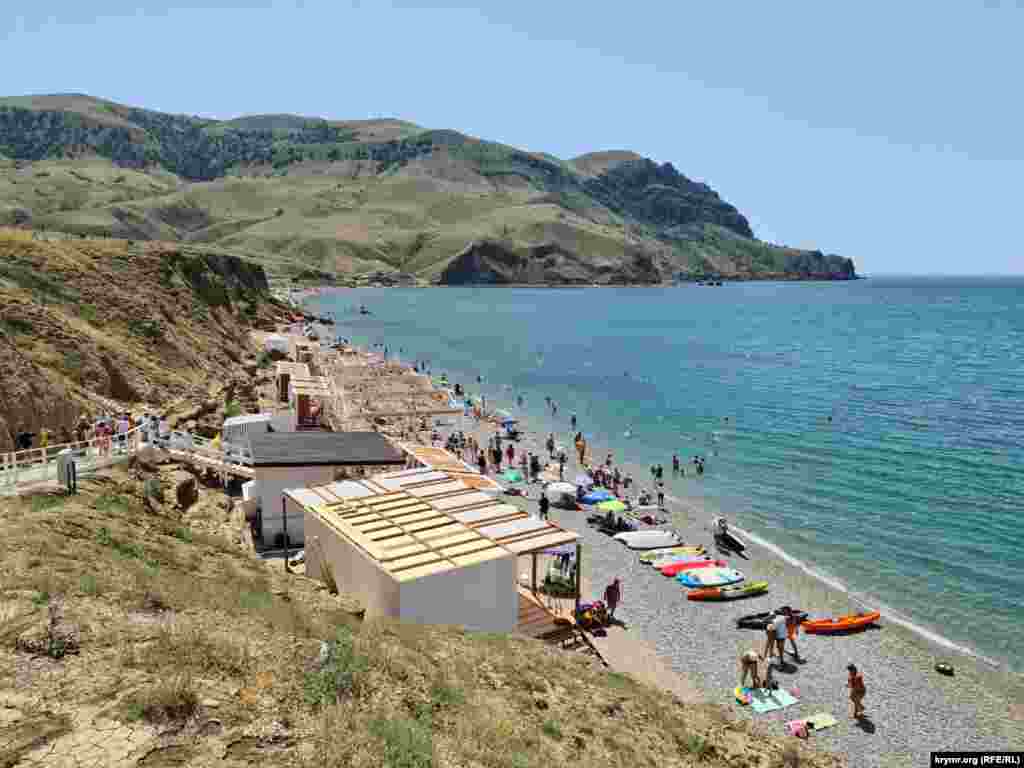 «Культурная» часть пляжа «Меганом» в прифронтовом Крыму
