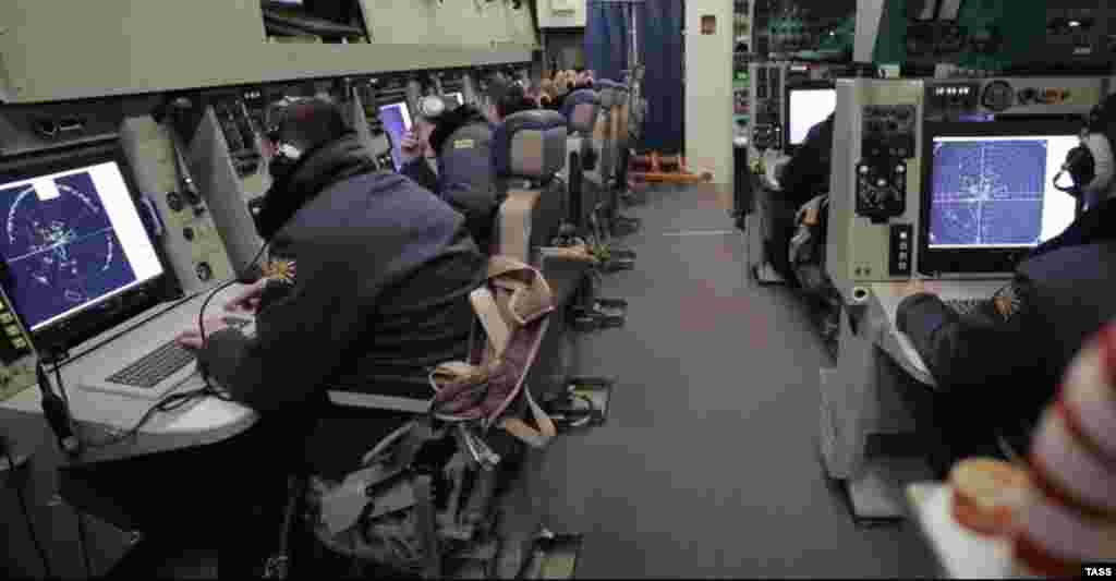 Російські військові радіолокаційної служби всередині А-50 під час тренувального польоту. Літаки-розвідники є дуже цінною ціллю через їхню вартість (до пів мільярда доларів за літак) та поінформованість про ситуацію в режимі реального часу, якою вони забезпечують російську армію. Літак є своєрідною повітряною «диспетчерською вежею» з радаром на 360 градусів, здатним відстежувати та ідентифікувати літаки чи кораблі на відстані сотень кілометрів  