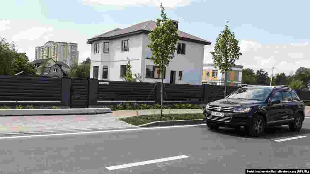 Вулиця Вокзальна і спалена техніка російської армії, місто Буча, Київської області, 1 березня 2022 року.  Фото праворуч від травня 2023 року