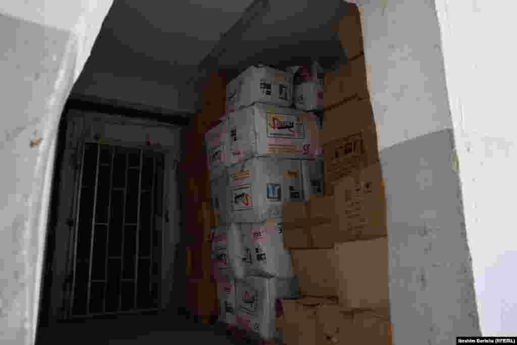 Paketi potrošnog materijala koji su, zbog nedostatka prostora, naslagani jedan na drugi.