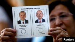 На першому турі голосування Реджеп Таїп Ердоган (ліворуч) отримав 49,51% виборців, його головний опонент Кемаль Киличдароглу – 44,88%