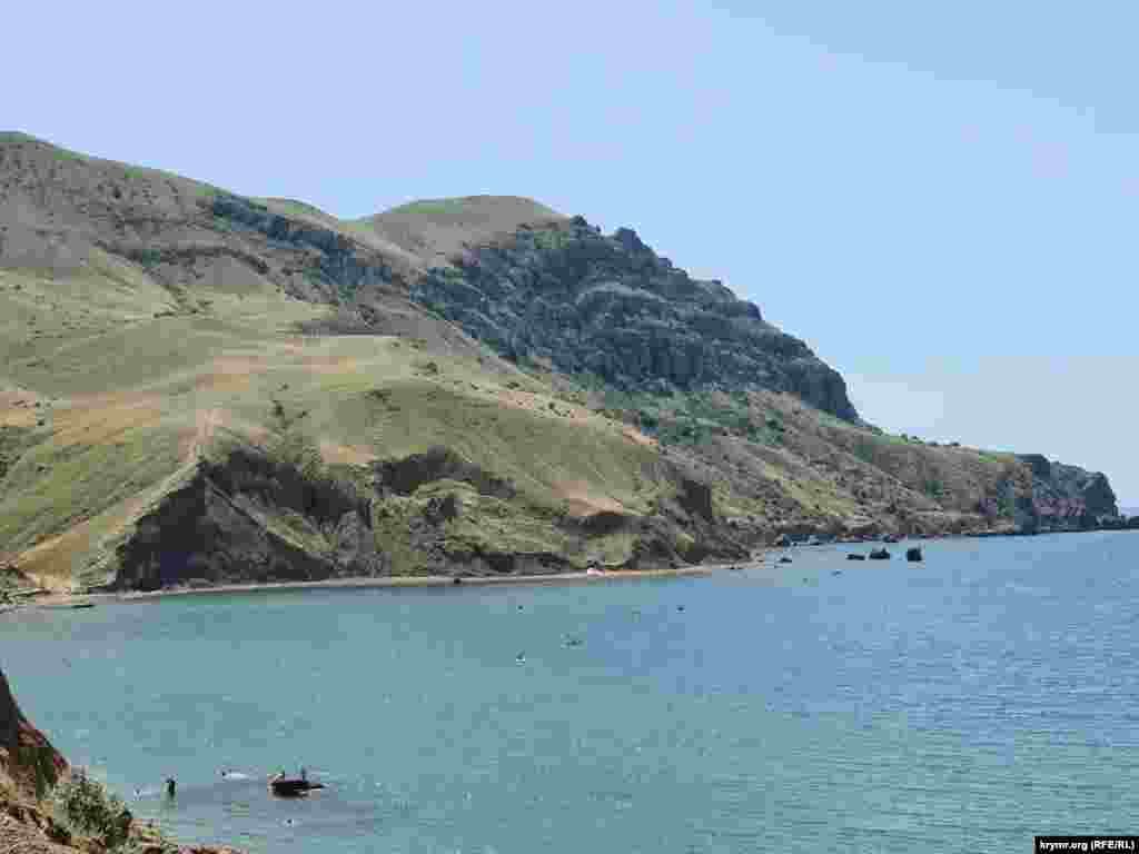 Вид на Мыс Меганом с пляжа «Меганом», Крым