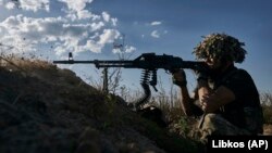 Український військовий 53-ї бригади веде вогонь на передовій поблизу Донецька, 19 серпня 2023 року