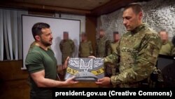 Президент України Володимир Зеленський і командувач Сил спеціальних операцій ЗСУ генерал Віктор Хоренко (праворуч). Донеччина, 29 липня 2023 року