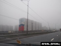 Нові будинки у Маріуполі, які Росія побудувала на місці зруйнованих авіанальотами житлових кварталів, де під руїнами загинули і їхні мншканці. Січень 2024 року