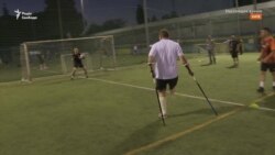 «Із кожним тренуванням нашим героям стає все легше»: як українські військові з ампутаціями навчаються грати у футбол (відео) «Із кожним тренуванням нашим героям стає все легше»: як українські військові з ампутаціями навчаються грати у футбол (відео)