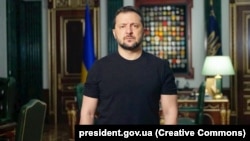 Президент України Володимир Зеленський каже, що «не бачить зараз потреби мобілізувати до армії півмільйона людей»