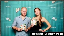 Чеський дитячий поет Робін Крал та українська ілюстраторка Альона Потьомкіна з примірниками книжки «Прийшли діти з України»