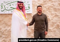 (Архівне фото). Президент України Володимир Зеленський і спадковий принц, прем’єр-міністр Саудівської Аравії Мухаммад бін Салман аль Сауд (ліворуч). Джидда, Саудівська Аравія, 19 травня 2023 року