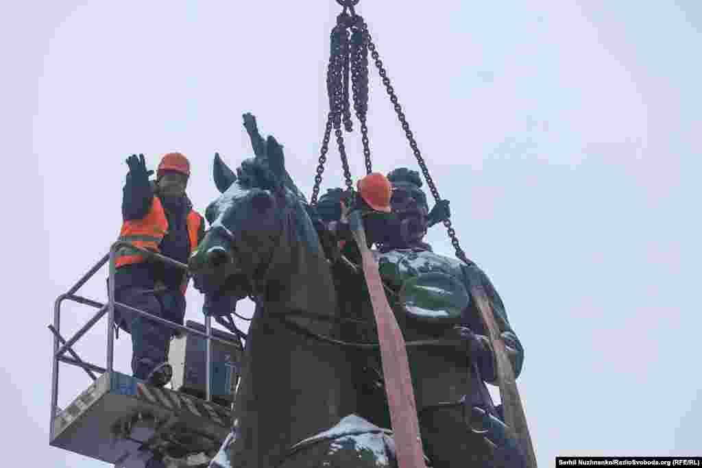 10 листопада уряд ухвалив рішення про вилучення з Державного реєстру нерухомих пам’яток культурної спадщини національного значення пам’ятників російському письменнику Олександру Пушкіну, більшовицькому ватажку Миколі Щорсу, а також іншим російським і радянським діячам