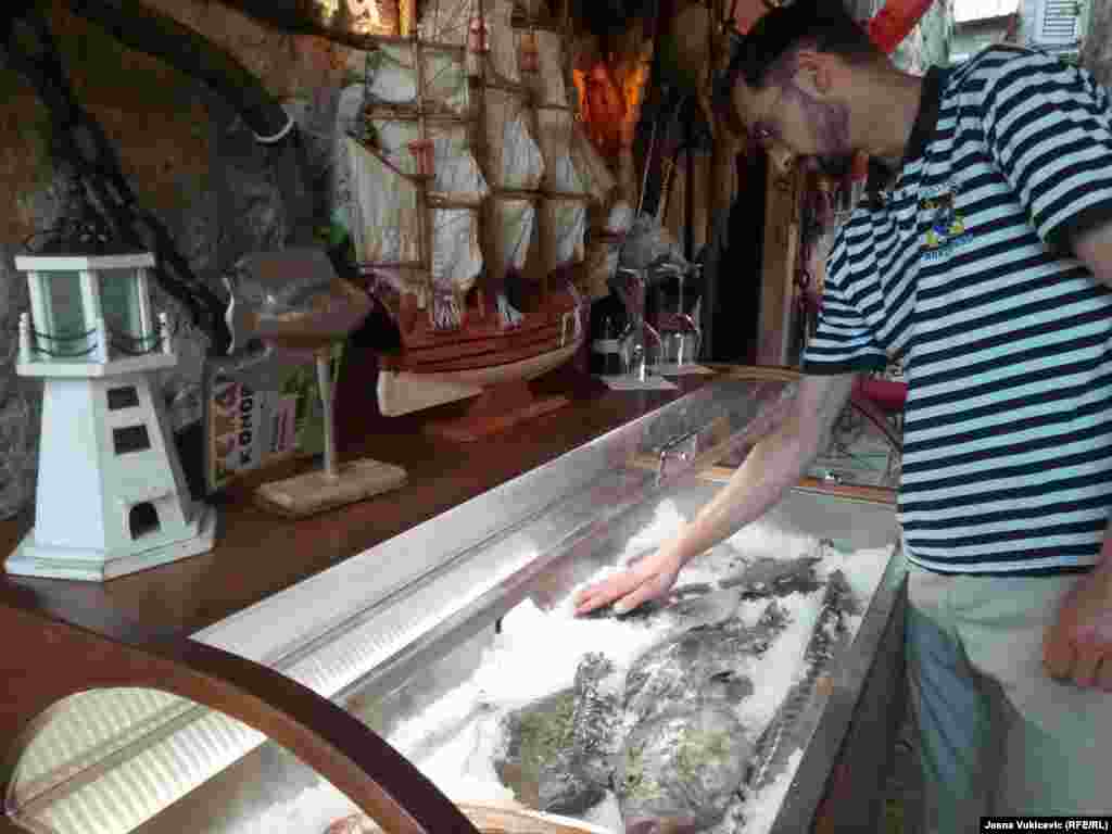 Dugogodišnji ribar Tiho Fabris kaže za RSE da je u moru manje ribe nego prije, a da najveći dio ulova unaprijed otkupe restorani. Na njihovim menijima su rižota i riblje salate oko 15 eura, lignje na žaru 18, a hobotnica oko 20 eura. Cijena ribe prve kategorije "ide" od 50 eura po kilogramu pa naviše, zavisno od vrste.  