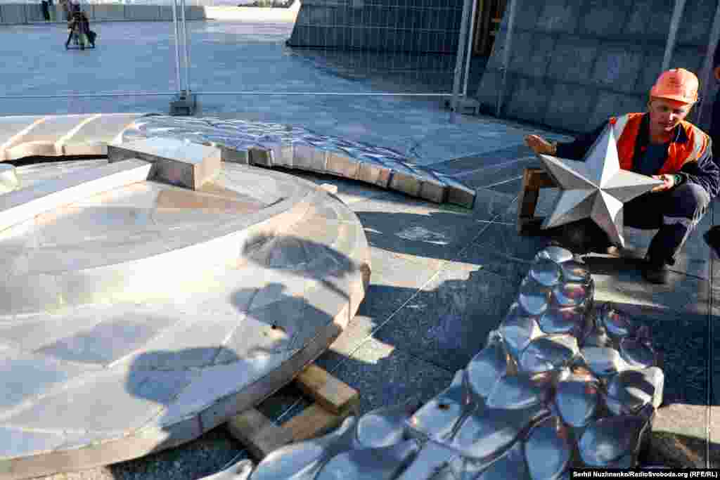 Повністю демонтували радянський герб зі щита монументу «Батьківщина-мати» 1 серпня. Директор музею історії України у Другій світовій війні Юрій Савчук показав у фейсбуці «останні миті демонтажу радянської символіки». «Це момент, про який мріяли мільйони українців, покоління українців… Це момент демонтажу імперії, символу радянщини, який відкриває нам перспективу не тільки на чудові краєвиди Дніпра, а на життя в новій, вільній сім’ї європейських народів», – прокоментував демонтаж Юрій Савчук