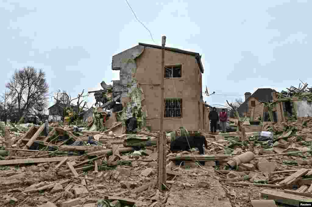 Рятувальники працюють на місці російського обстрілу посеред знищених вщент будинків у приватному секторі Запоріжжя. 22 березня 2024 року