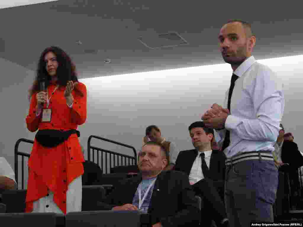 В центре: Станислав Суслов, представитель "Комитета Свободной Сибири". Справа: организатор форума Олег Магалецкий