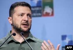 Президент України Володимир Зеленський бере участь у спільній прес-конференції з Генеральним секретарем НАТО на полях саміту НАТО у Вільнюсі 12 липня 2023 року.