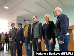 Олександр Кубраков, віцепрем'єр-міністр, міністр розвитку громад, територій та інфраструктури України (третій справа), посол США в Україні Бріджит Брінкс (друга справа), Маріанна Уорд, заступниця директора Всесвітньої продовольчої програми в Україні (справа) та інші партнери в Чорноморському порту, 24 березня 2023 року