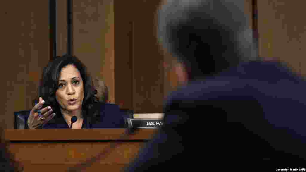 В сентябре 2018 года Харрис, тогда сенатор от Калифорнии (она занимала эту должность до 2021 года), задавала жесткие вопросы кандидату на пост члена Верховного суда США Бретту Кавано, выдвинутому президентом Дональдом Трампом.   