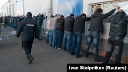 Облава полиции на мигрантов на складе сельхозпродукции в Москве, 2013