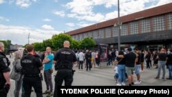 Акція ромів перед залізничним вокзалом у Пардубіце. Чехія, 2 липня 2023 року