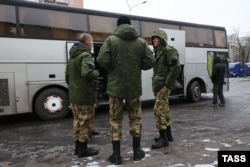 Військовослужбовці-контрактники армії РФ біля єдиного пункту відбору на військову службу за контрактом на вулиці Яблочкова, Москва, Росія, листопад 2023 року