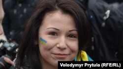 Участница акции в защиту территориальной целостности Украины у памятника Тарасу Шевченко в Симферополе. Крым, 10 марта 2014 г.