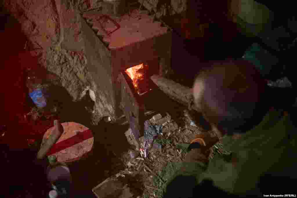 У бліндажі екіпажу САУ 2С1 «Гвоздика» морської піхоти ВМС ЗСУ. Херсонська область. Березень 2024 року