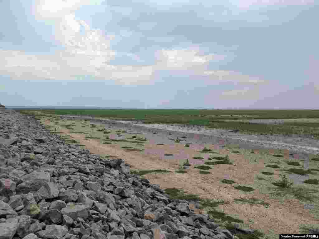 Так зараз виглядає територія, яка раніше була під водою Каховського водосховища. Дно висохло і поволі заростає травою.  Серпень 2023 року Російська армія захопила Каховську ГЕС і взяла під свій контроль греблю Каховського водосховища на початку широкомасштабного вторгнення в Україну. Окупанти замінували Каховську ГЕС, про що повідомляли її працівники.