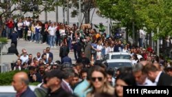 Люди стоять у черзі біля виборчої дільниці, Анкара, Туреччина, 14 травня 2023 року