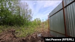 Фрагмент забора, появившегося в природном парке за "Парк Хаусом". Скриншот с видео, снятого активистом