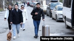 Граждане России на одном из КПП в Грузии после объявления в России мобилизации. Иллюстративное фото