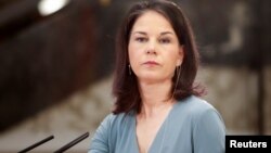 Видання DW повідомило, що після прибуття міністерка висловила впевненість у тому, що «Україна переможе у цій війні», і наголосила, що «Німеччина непохитно стоїть на боці України»