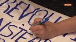 'Kakvu poruku šaljem?': Aktivisti crtaju transparente za beogradski Prajd 'Kakvu poruku šaljem?': Aktivisti crtaju transparente za beogradski Prajd