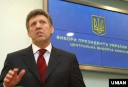 Сергій Ківалов оголошує результати обробки частини бюлетенів на виборах президента 2004 року