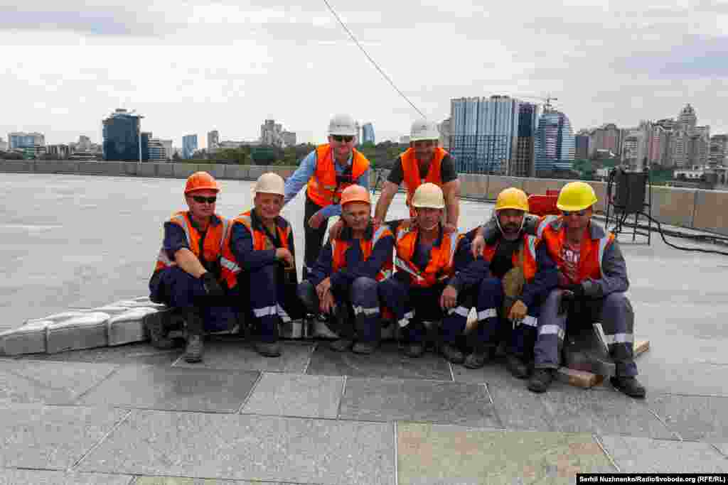 За словами будівельників, які займаються роботами, демонтаж проводити складніше, ніж монтаж