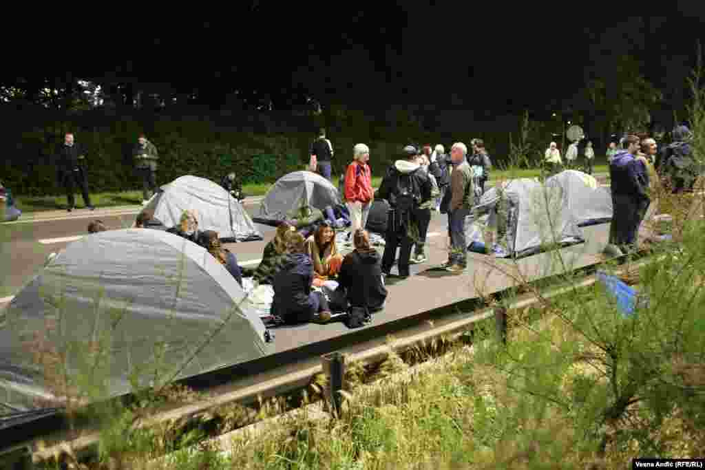 Građani su tokom protesta povremeno uzvikivali "Vučiću ostavka" i "Vučiću odlazi"